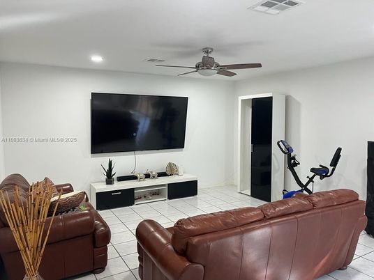 Fitness Equipment, Interior, Living room, Recessed Lighting
