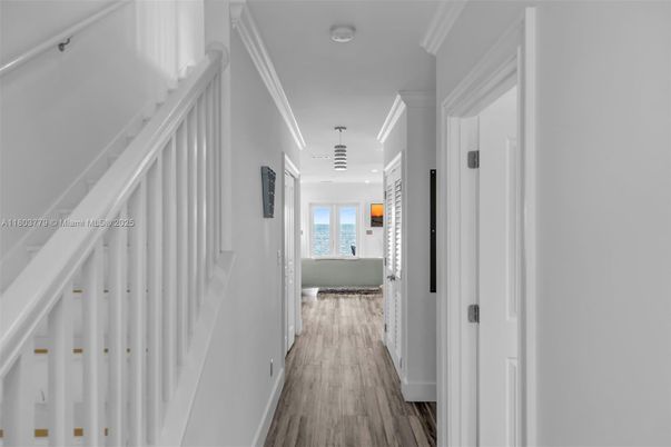 Interior, Pendant Lights, Wood Texture Flooring