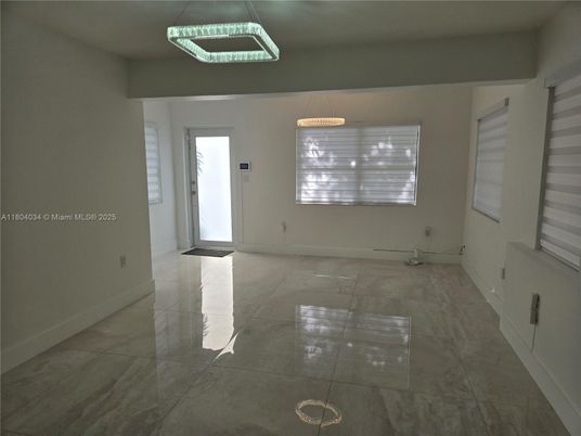 Empty room, Interior