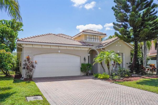 Attached, Exterior, Facade, Mediterranean