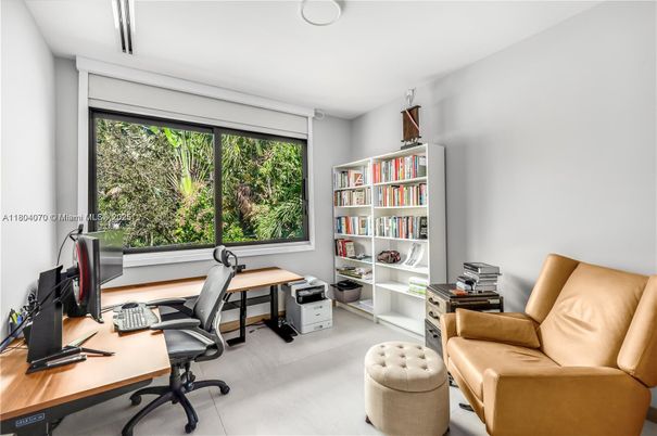 Home Office, Interior
