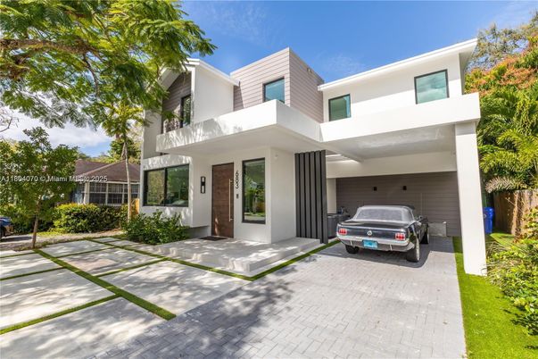 Attached, Exterior, Facade, Modern