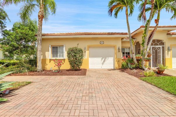 Attached, Exterior, Facade, Spanish Mediterranean