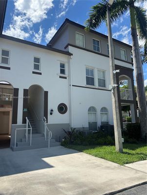 Exterior, Facade, Rowhouse