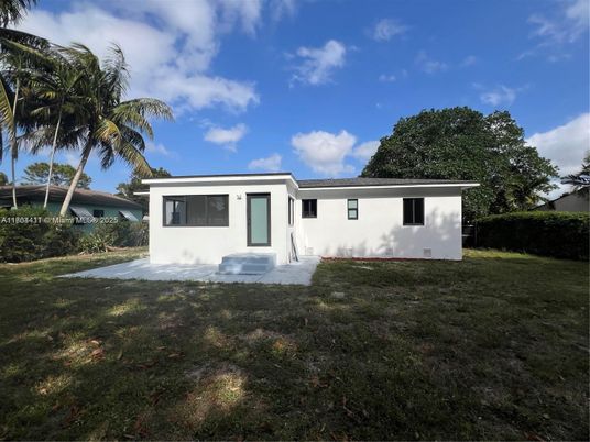 Backyard, Exterior, Facade, Ranch