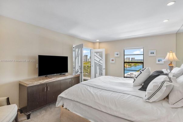 Bedroom, Interior, Recessed Lighting, Water