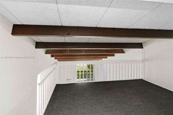 Empty room, Interior, Wooden Beams
