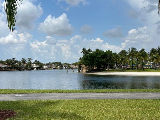 Exterior, Lake