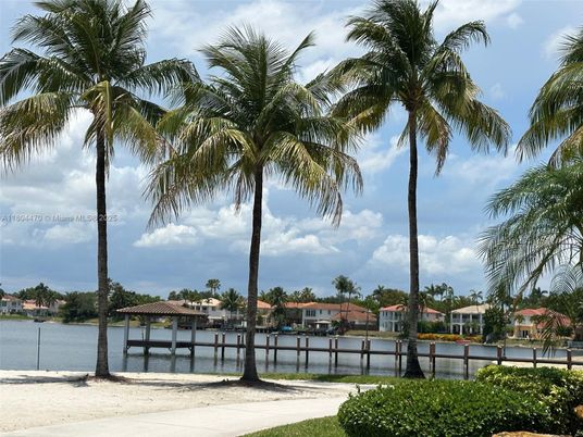 Exterior, Lake