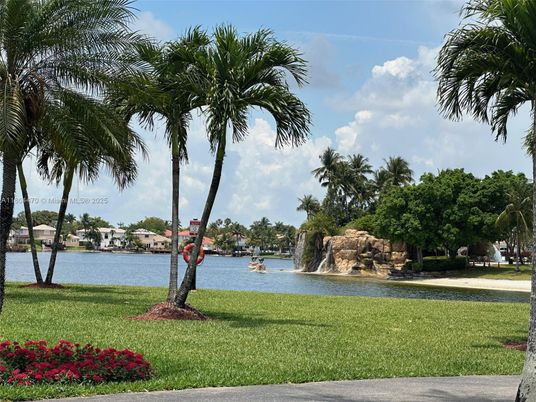 Exterior, Lake