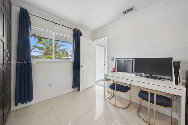 Home Office, Interior