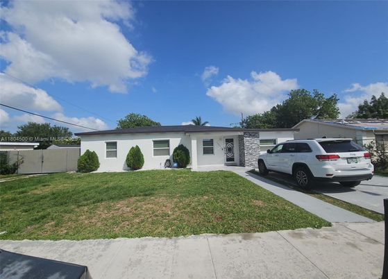 Exterior, Facade, Ranch