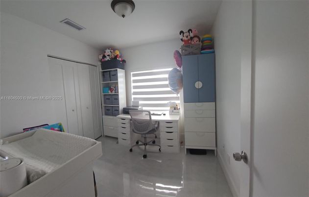 Home Office, Interior