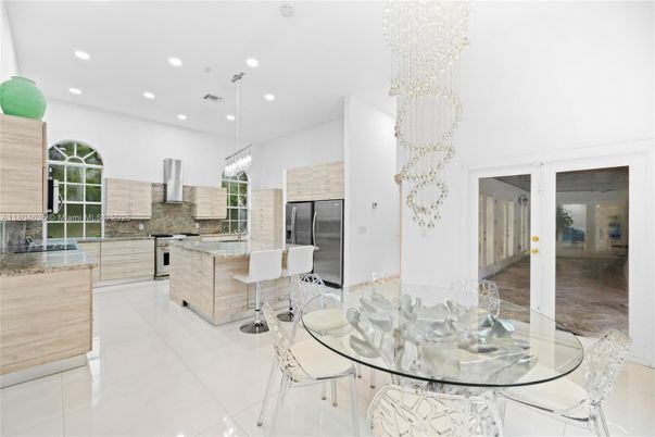 Chandelier, Dining room, Interior, Kitchen, Pendant Lights, Recessed Lighting, Stainless Steel Appliances