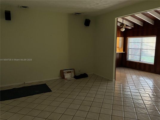 Empty room, Interior