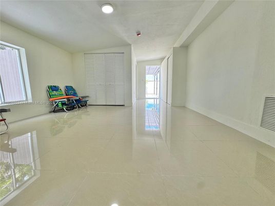Empty room, Interior