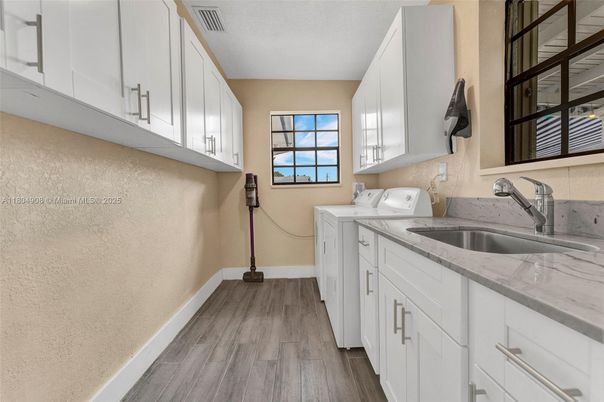 Interior, Washer, Wood Texture Flooring