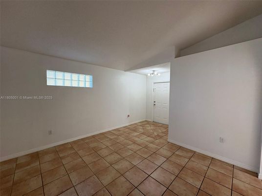 Empty room, Interior