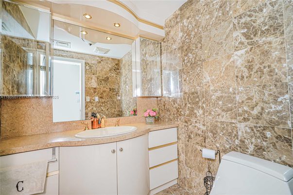 Bathroom, Interior, Recessed Lighting