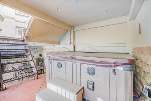 Hot Tub, Interior, Recessed Lighting