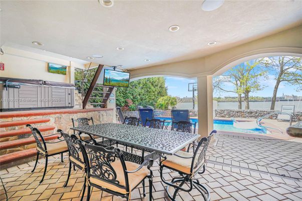 Exterior, Hot Tub, Pool