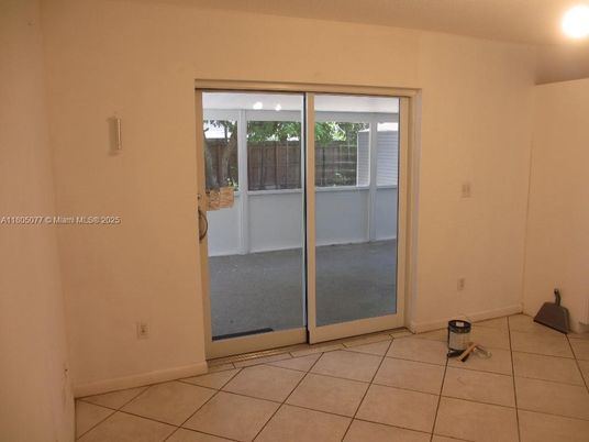 Empty room, Interior