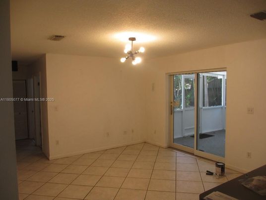 Empty room, Interior