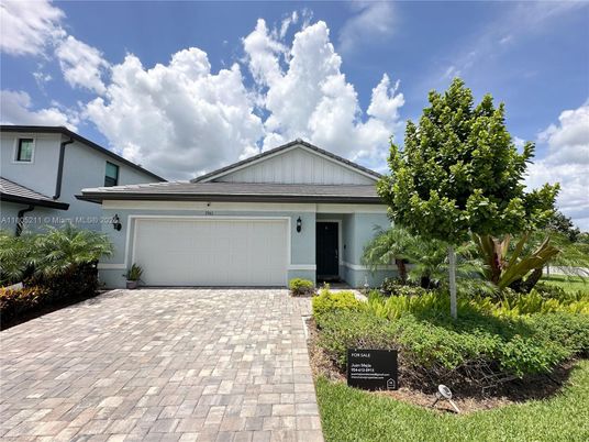 Attached, Exterior, Facade, Ranch