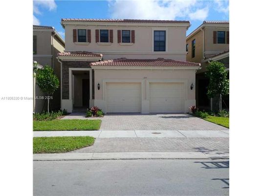 Attached, Exterior, Facade, Mediterranean