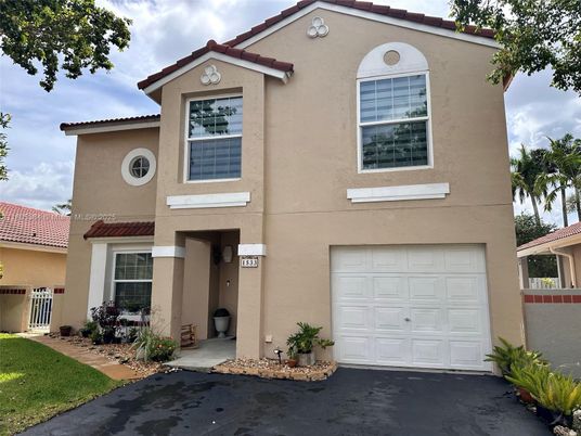 Attached, Exterior, Facade, Mediterranean