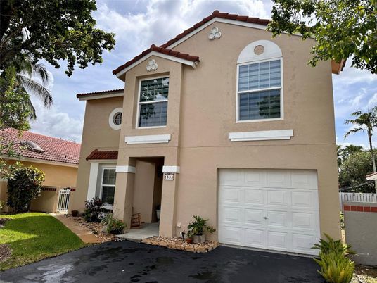 Attached, Exterior, Facade, Mediterranean