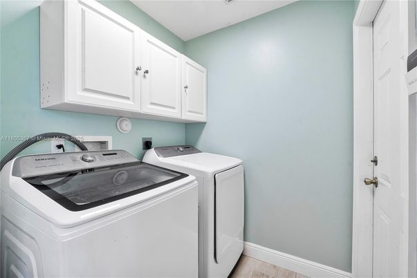 Interior, Washer, Wood Texture Flooring