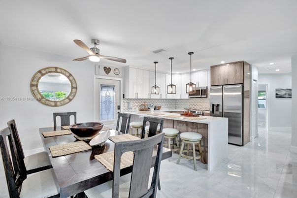 Dining room, Interior, Kitchen, Pendant Lights, Recessed Lighting, Stainless Steel Appliances