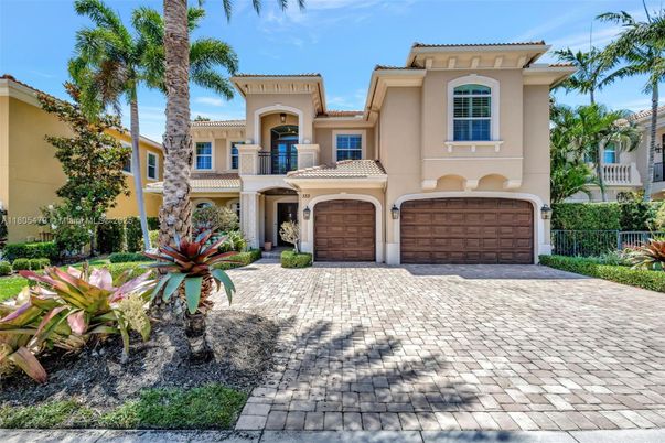 Attached, Exterior, Facade, Mediterranean