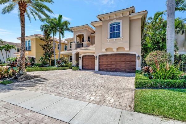 Attached, Exterior, Facade, Mediterranean