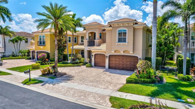 Attached, Exterior, Facade, Mediterranean