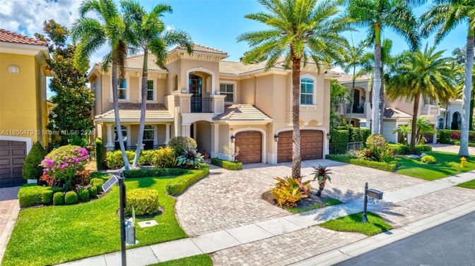 Attached, Exterior, Facade, Mediterranean