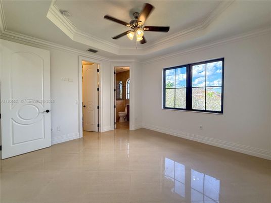 Empty room, Interior