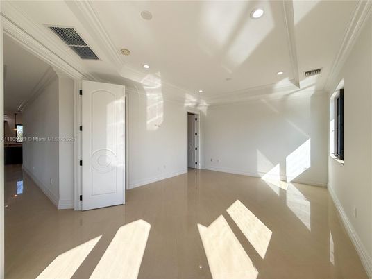 Empty room, Interior, Recessed Lighting
