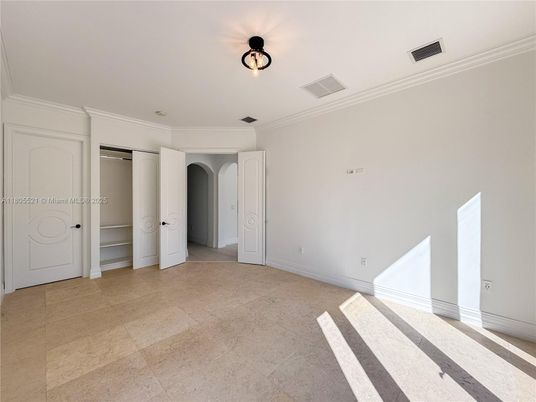 Empty room, Interior