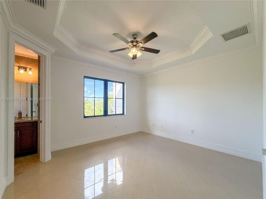 Empty room, Interior