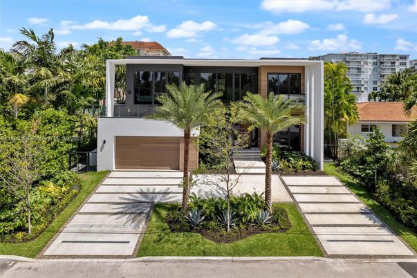 Attached, Exterior, Facade, Modern