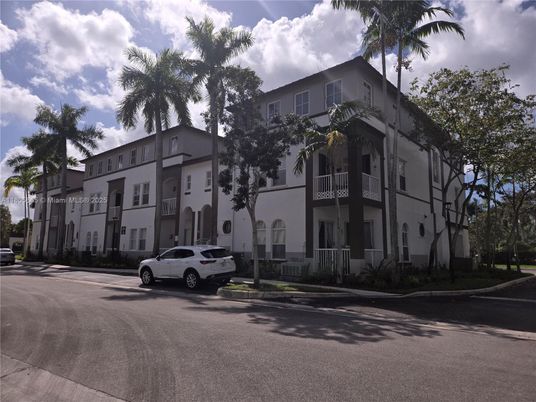 Exterior, Facade, Modern