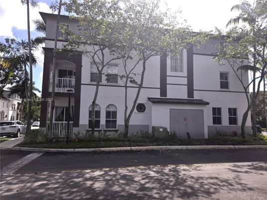 Exterior, Facade, Modern