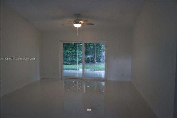 Empty room, Interior