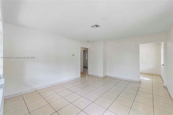 Empty room, Interior