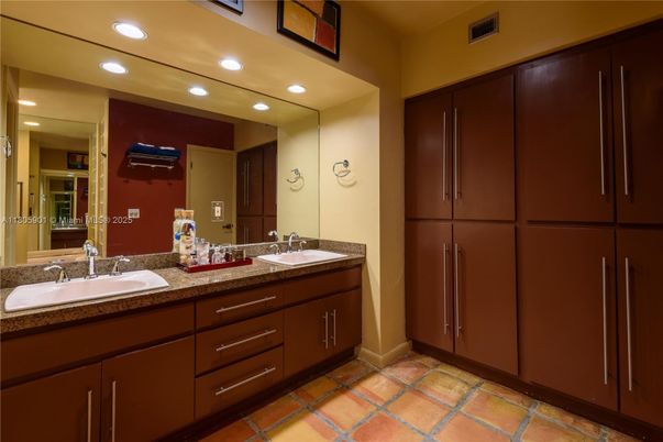 Bathroom, Dual Sink Vanities, Interior, Recessed Lighting
