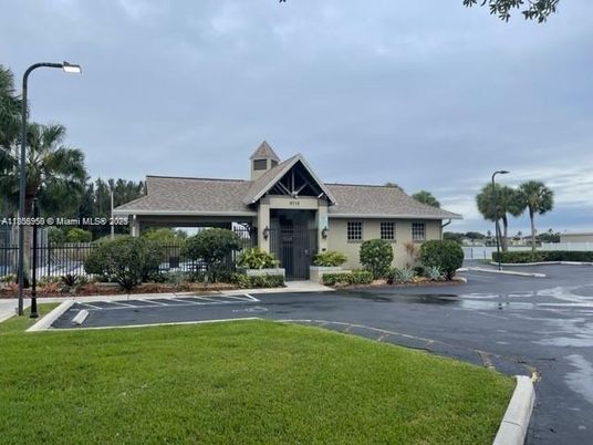 Exterior, Facade, Ranch