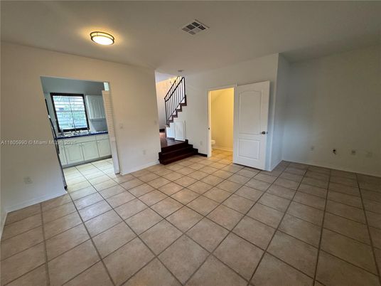 Empty room, Interior