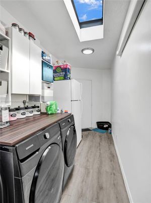 Interior, Recessed Lighting, Washer, Wood Texture Flooring